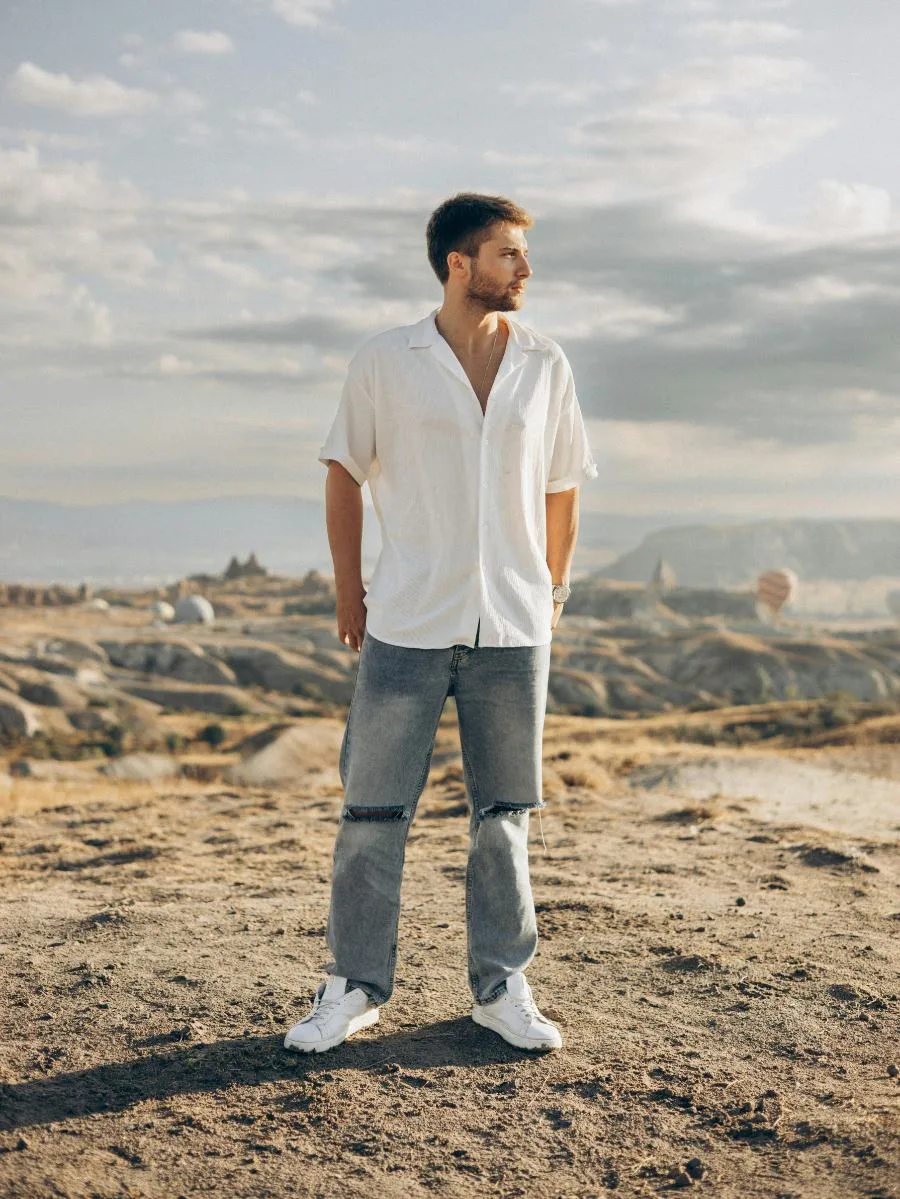 baggy jeans white shoes